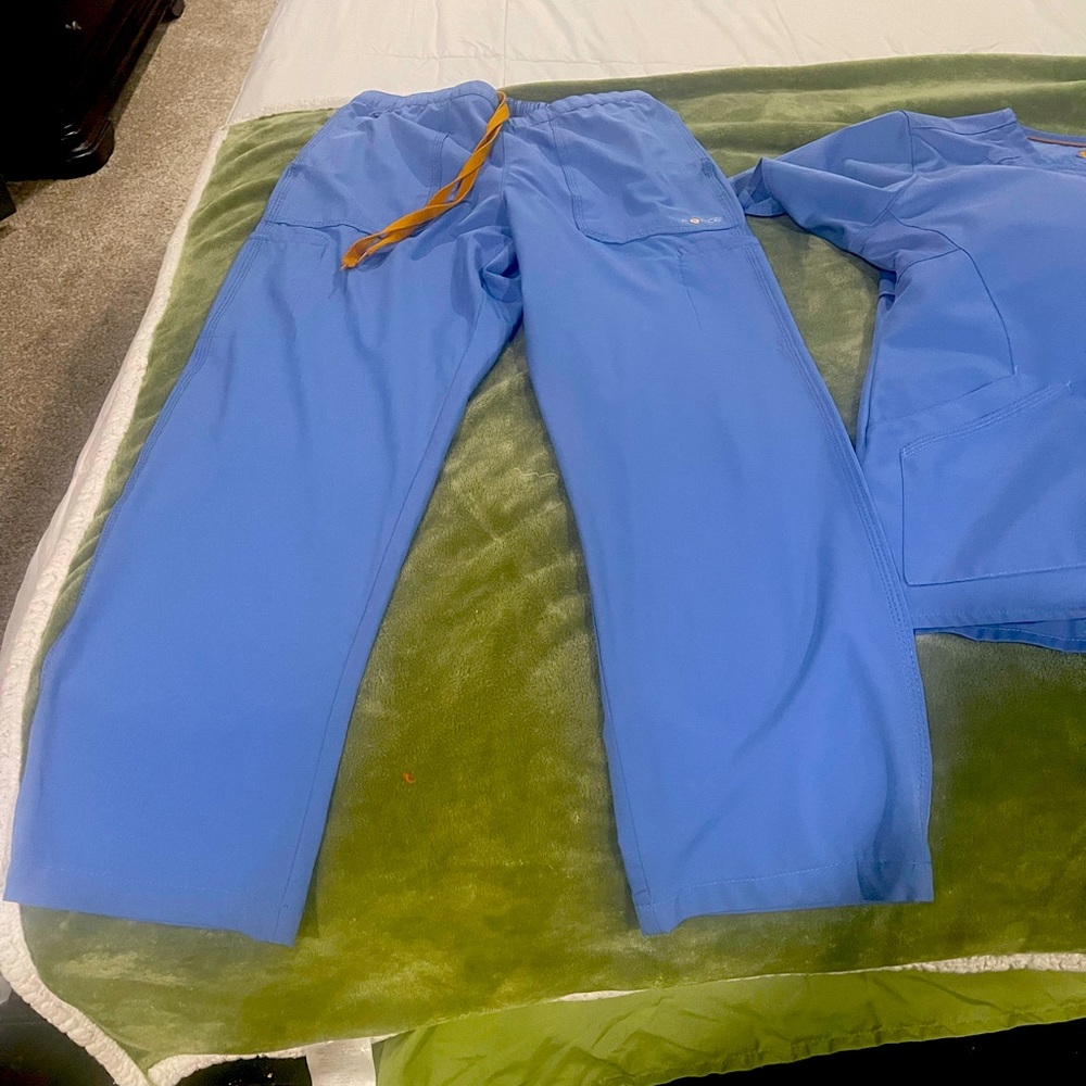 New # size medium women's Carhartt petite scrubs. NWOT